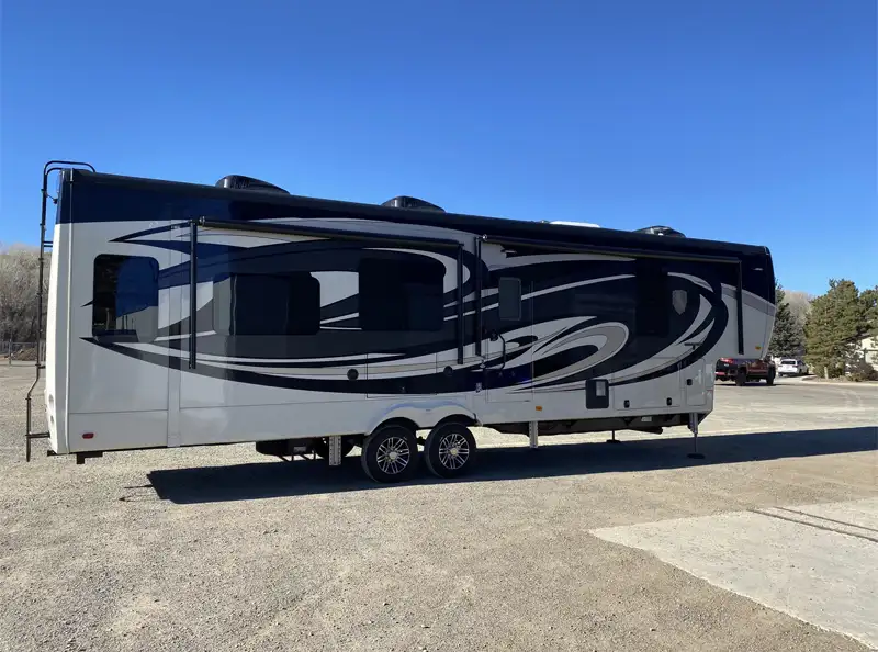 Fifth Wheel RV